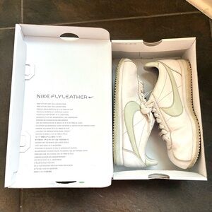 Nike Women's Classic Cortez Flyleather White Size 7.5